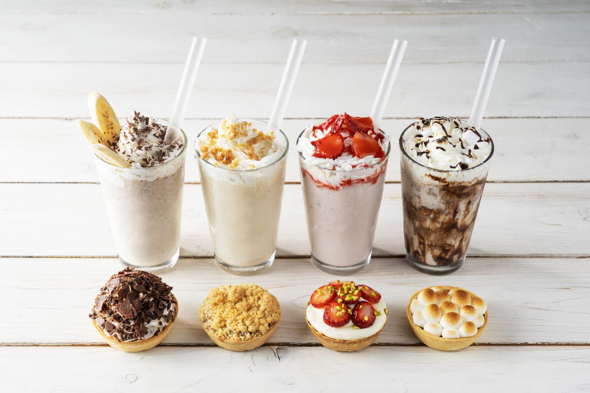 パイシェイク(左から)「ヌテラバナナパイシェイク」、「ダッチアップルパイシェイク」、「ストロベリーパイシェイク」、「スモアパイシェイク」各1000円