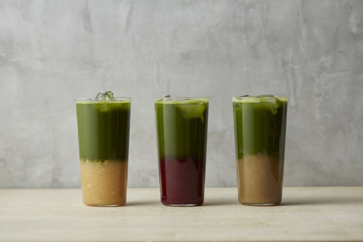 抹茶フルーツシュラブ 左からWHITE（バナナ・マンゴー・甘酒・ビネガー・抹茶）、RED（ベリー・ビネガー・抹茶）、GREEN（キウイ、ビネガー、抹茶）各900円