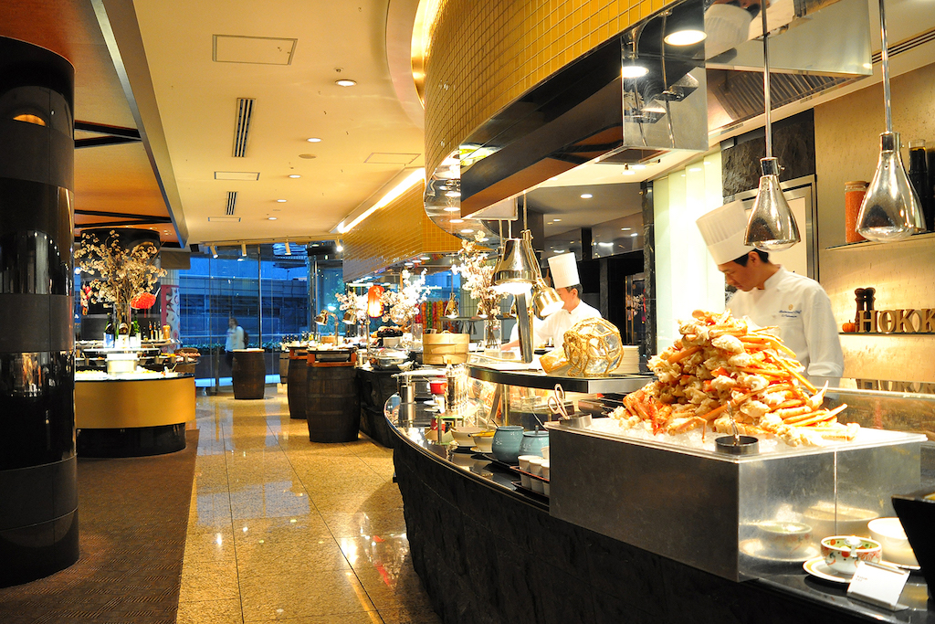 ホテル入口を入ってすぐ左。2階のカスケイドカフェ