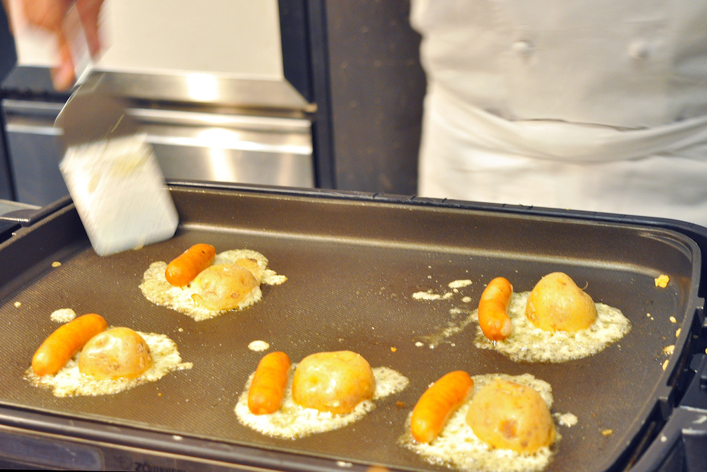 北海道ポテトとソーセージのラクレットチーズ焼き