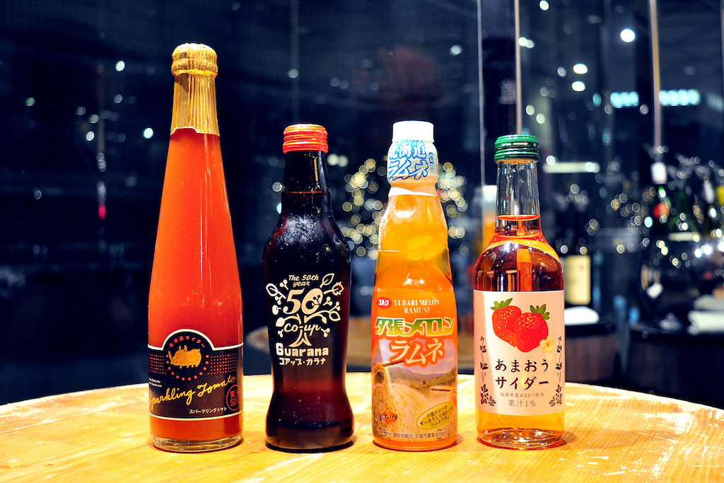 左から北海道トマトスパークリング、北海道ガラナ、北海道メロンラムネ、あまおうサイダー