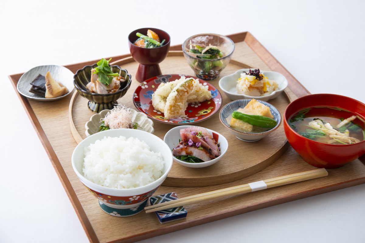 昼メニューの小鉢が8品ついた「季節の小鉢膳」2315円