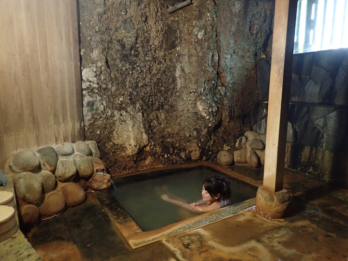 冷え性や乾燥肌でお悩みの方へ！保湿力＆保温力にすぐれた塩化物泉【温泉家・北出恭子のお悩み解決温泉vol.21】