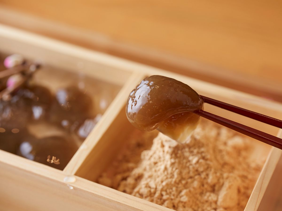 希少価値大！湘南きな粉で食べる、究極のつるツヤ“本わらび餅”