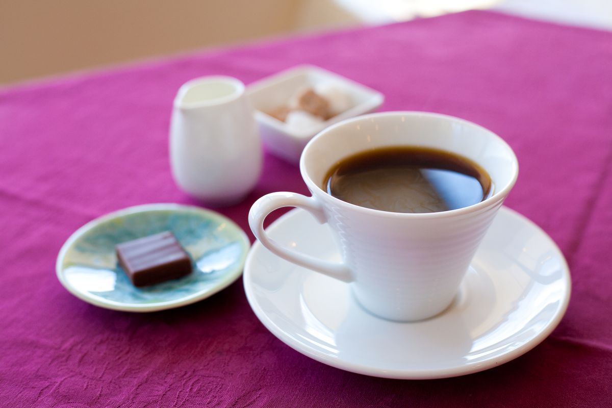 コーヒー1000円、おすすめチョコレート付き(カプチーノ、カフェオレ、アールグレイティー、アッサムティーも同価格)