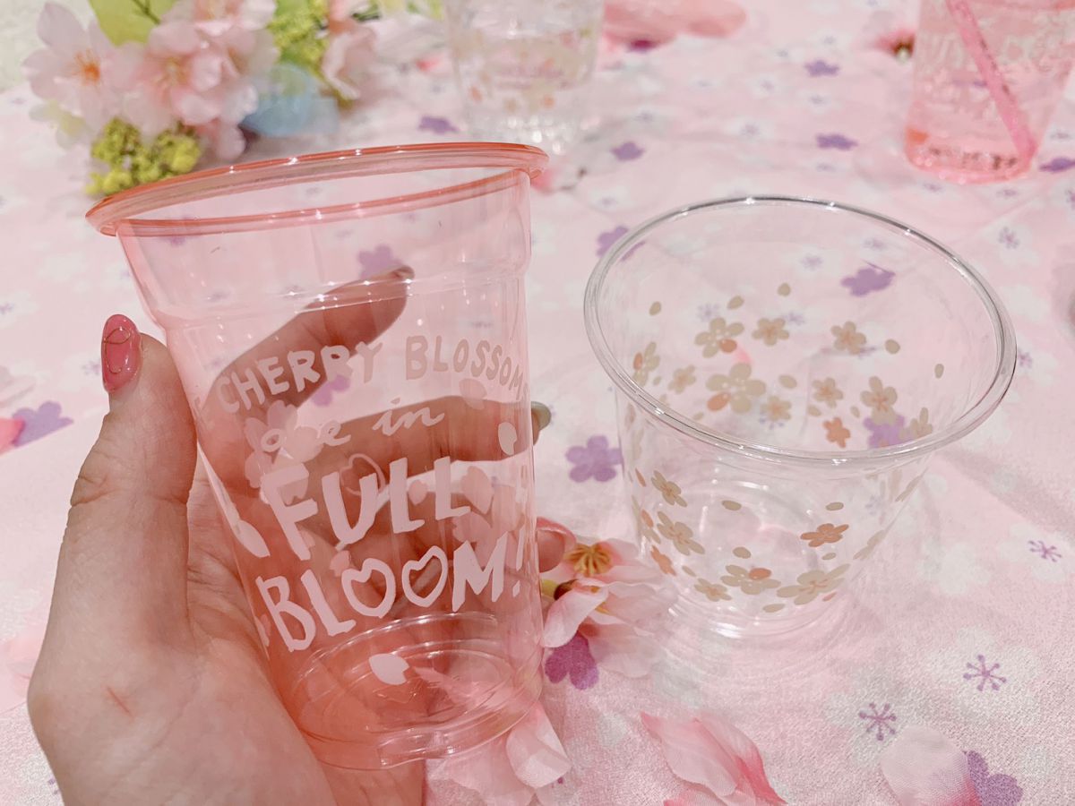 左から、クリアカップさくら ブルーミング 260ml 5個入り、クリアカップさくら 225ml 8個入り 各108円