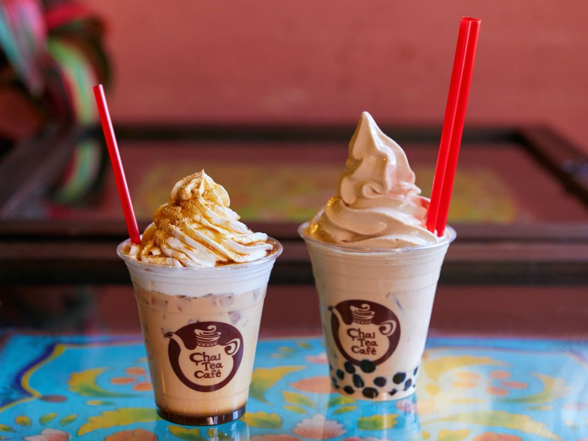 （左）きな粉黒蜜 チャイデコラッテ 580 円、（右）チャイタピオカフロート 680円