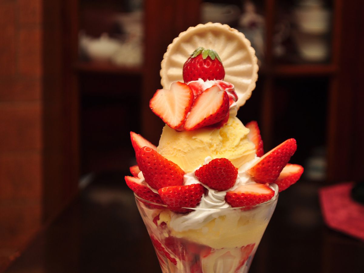 行列覚悟の大人気店「あかね珈琲館」の花咲くような絶品パフェ