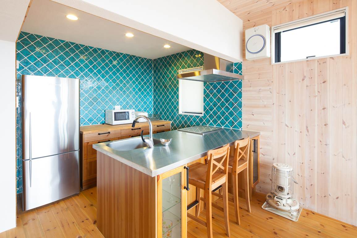海外のおうちを思わせるカラフルで使い勝手のよさそうなキッチン