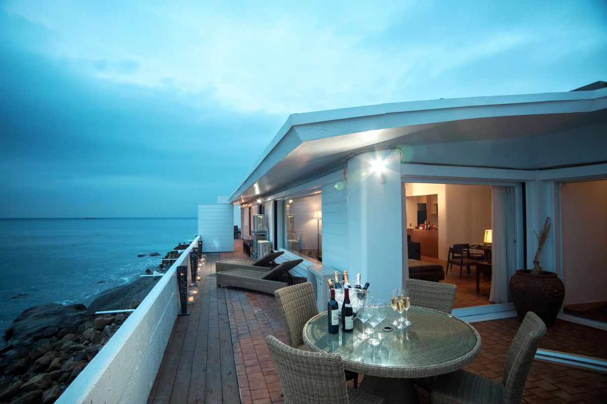 ラグジュアリーという言葉を五感で体験できる白亜の邸宅！／HAYAMA Funny House