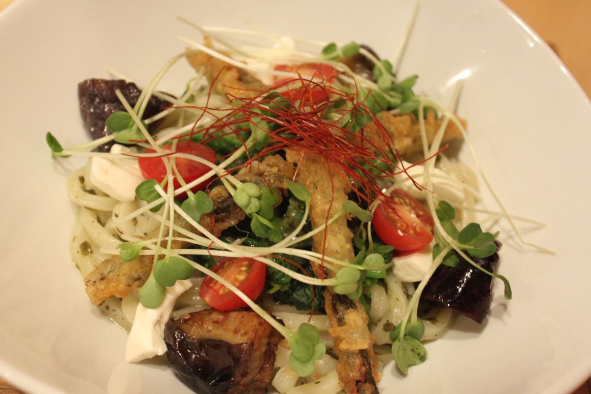 野菜とクリームチーズのバジル醤油うどん　1080円