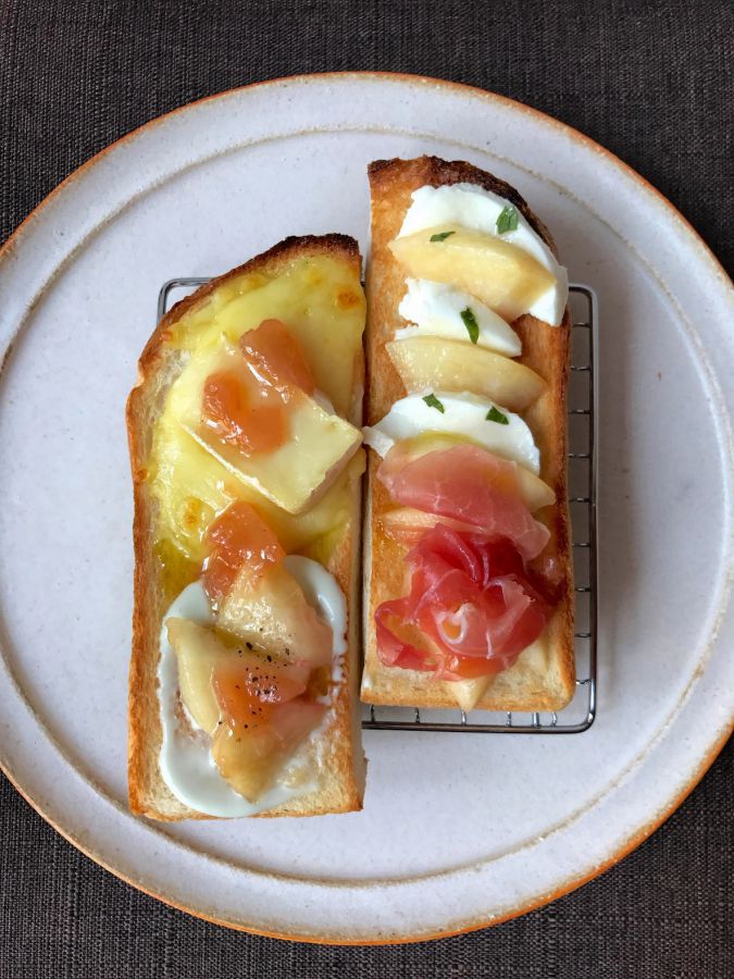 魅惑の酒飲み桃さまトースト クワトロ　500円(税別)　トッピングは桃さまカプレーゼ/桃さま生ハム/カマンベール桃さまジャム/桃さまゴルゴンゾーラ