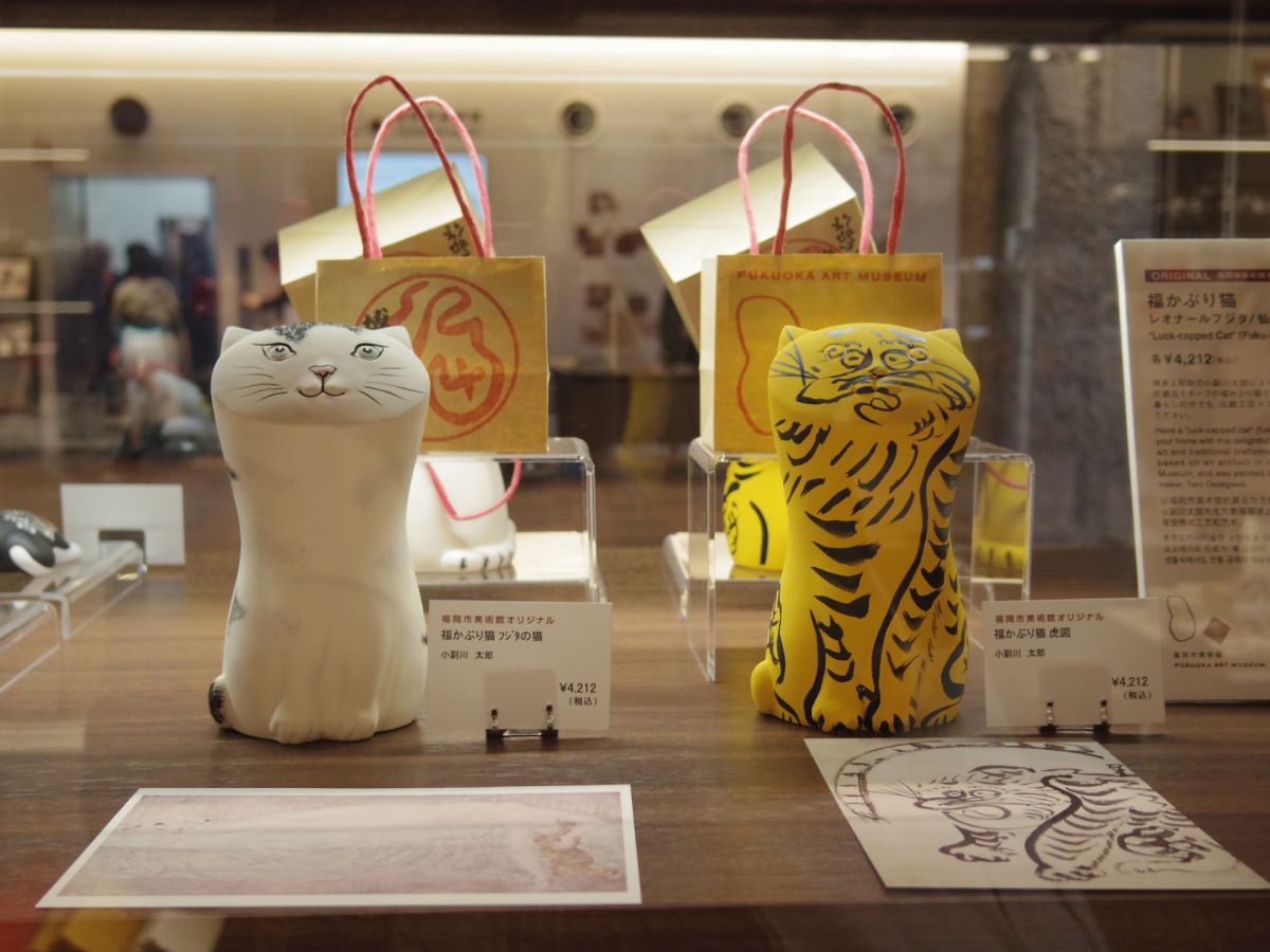 レオナール・フジタが描いた猫を模した「フジタの猫」と、仙厓さん「虎図」。各4212円