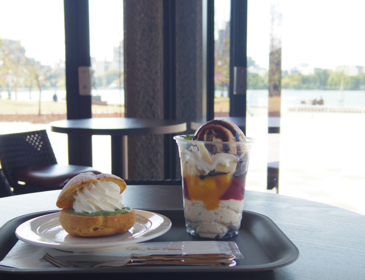 大濠シュー（左）400円、バナナ・ばなな・バナナ（右）600円