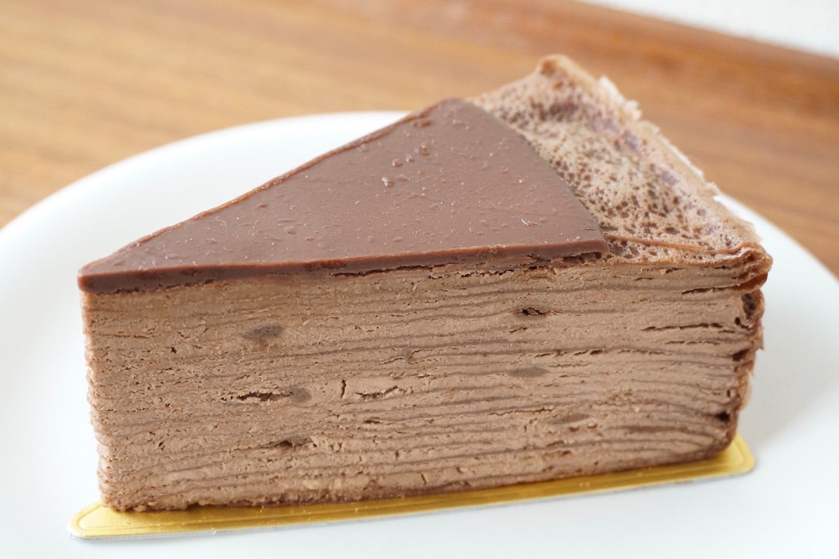 「ミルクレープ ダブルショコラ」 カットサイズ 540円／12cm 2,484円