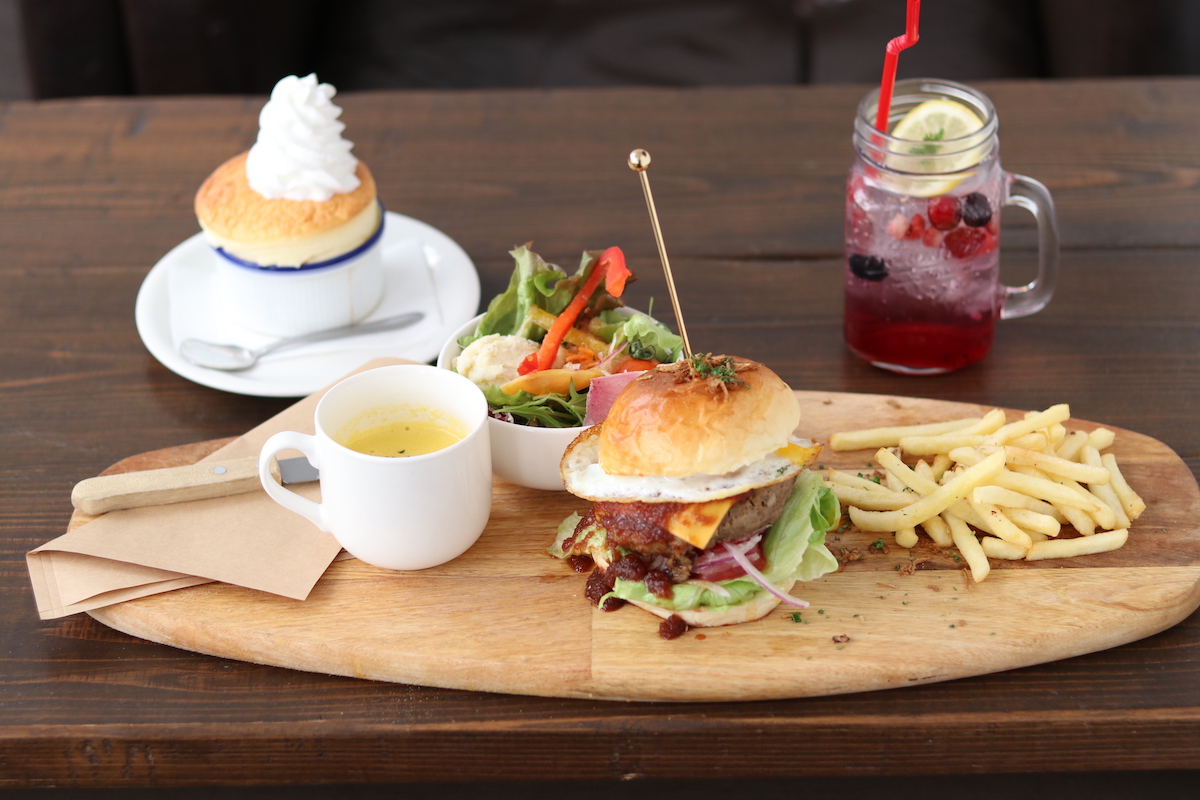 プレミアムバーガーランチ ドリンク（ベリースカッシュ）スフレセット 2080円