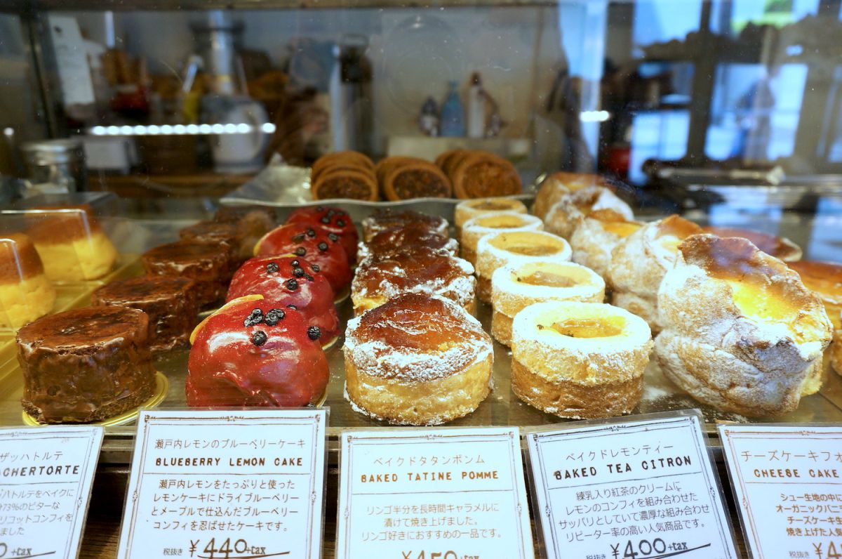 焼き菓子とは思えないほど鮮やかなケーキ