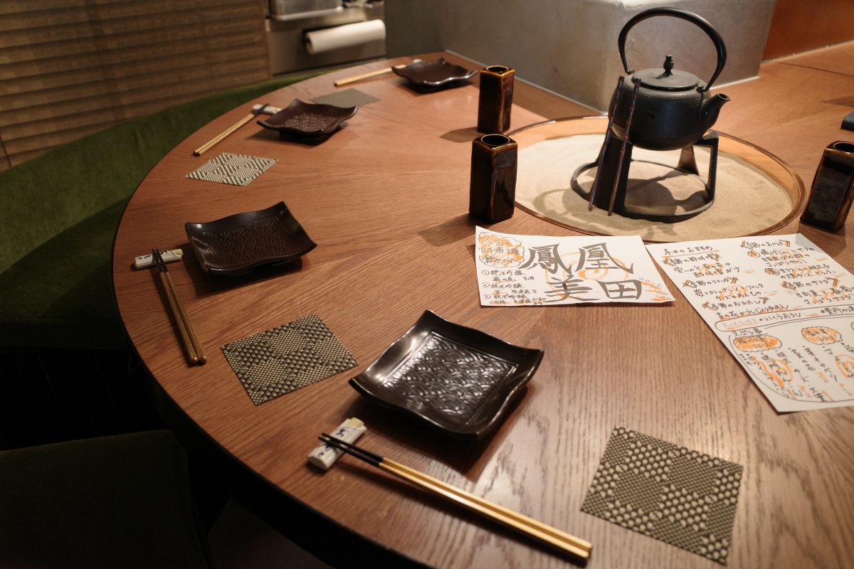 可愛らしい形のテーブル席も人気