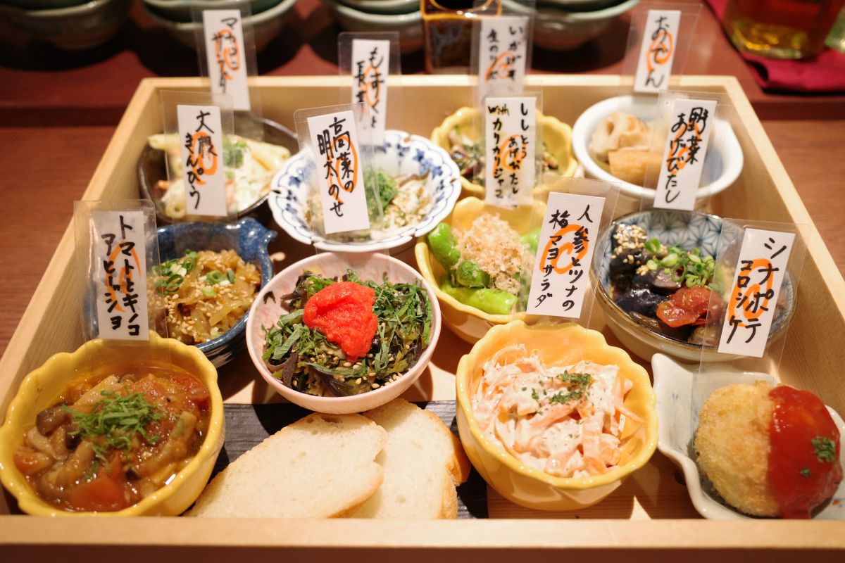 お通しはこんなにたくさんの小鉢から選べます