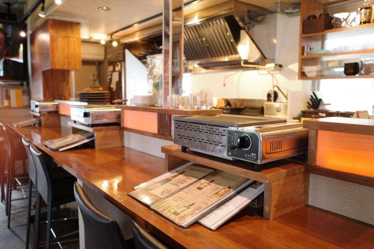 バーカウンターのようなスタイリッシュな店内