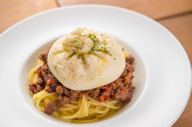 丸ごとブラータのせボロネーゼ2138円（税込）