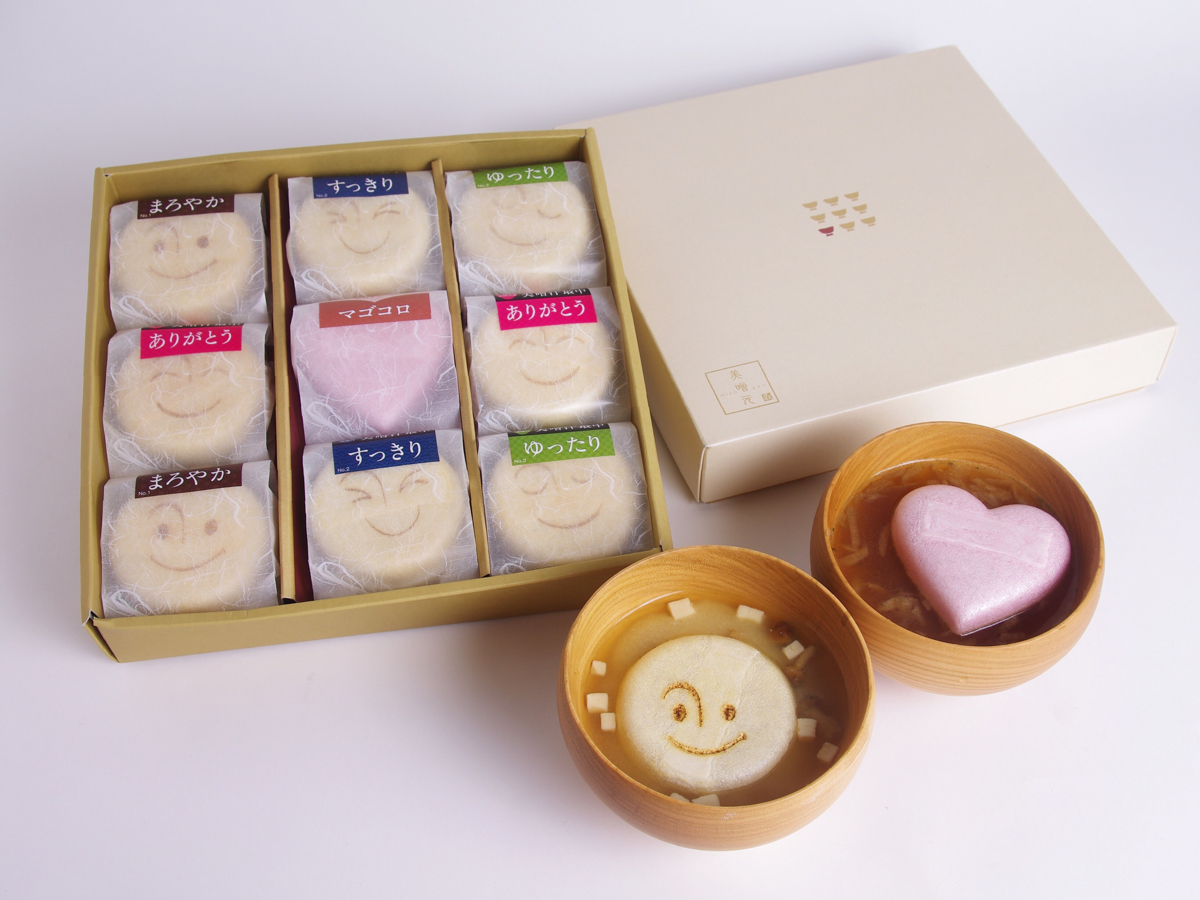 美噌汁最中×マゴコロ入り　ギフトセット（9個入り）2300円（税抜） / 画像提供：（株）諸国美味