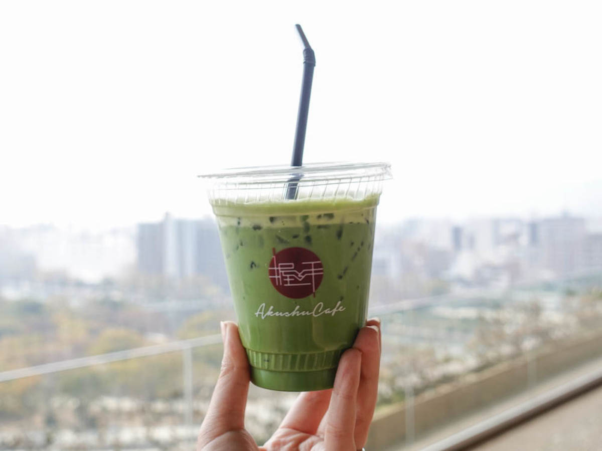 広島の世界遺産を見渡す展望台カフェ。景色をバックにドリンクはいかが？