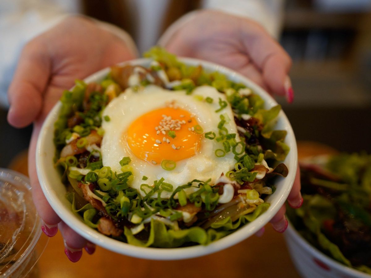 オコモコ丼セット　830円（税別）