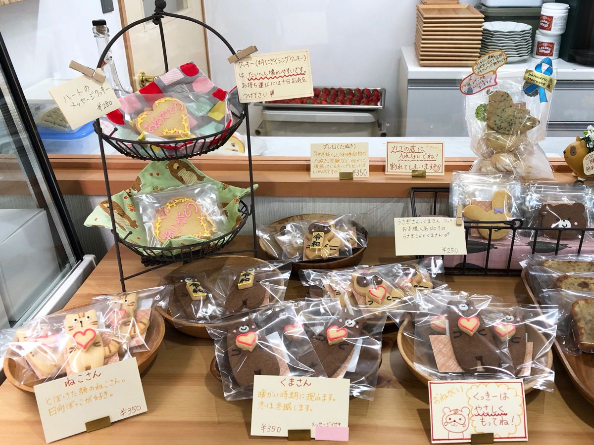 （Tea（ポット） ダージリン 500円、ロールケーキ 480円 セットで50円引き