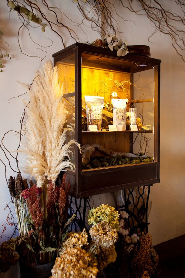 花屋のグラノーラ　200g1200円、コーヒー ブレンド100g870円、ストレート100g900円、焼き菓子 きのこのメレンゲ　1200円