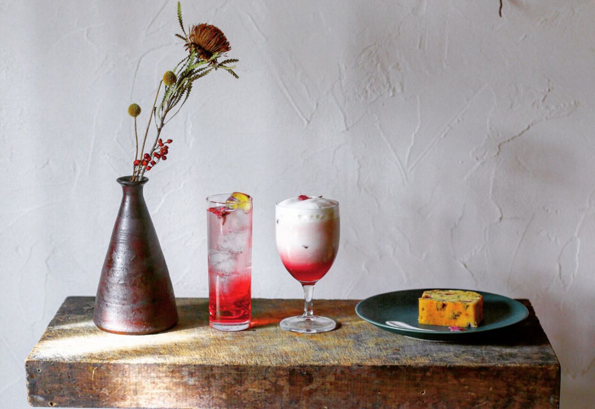 桜のソーダ、桜のカクテル各700円、桜のパウンドケーキ500円