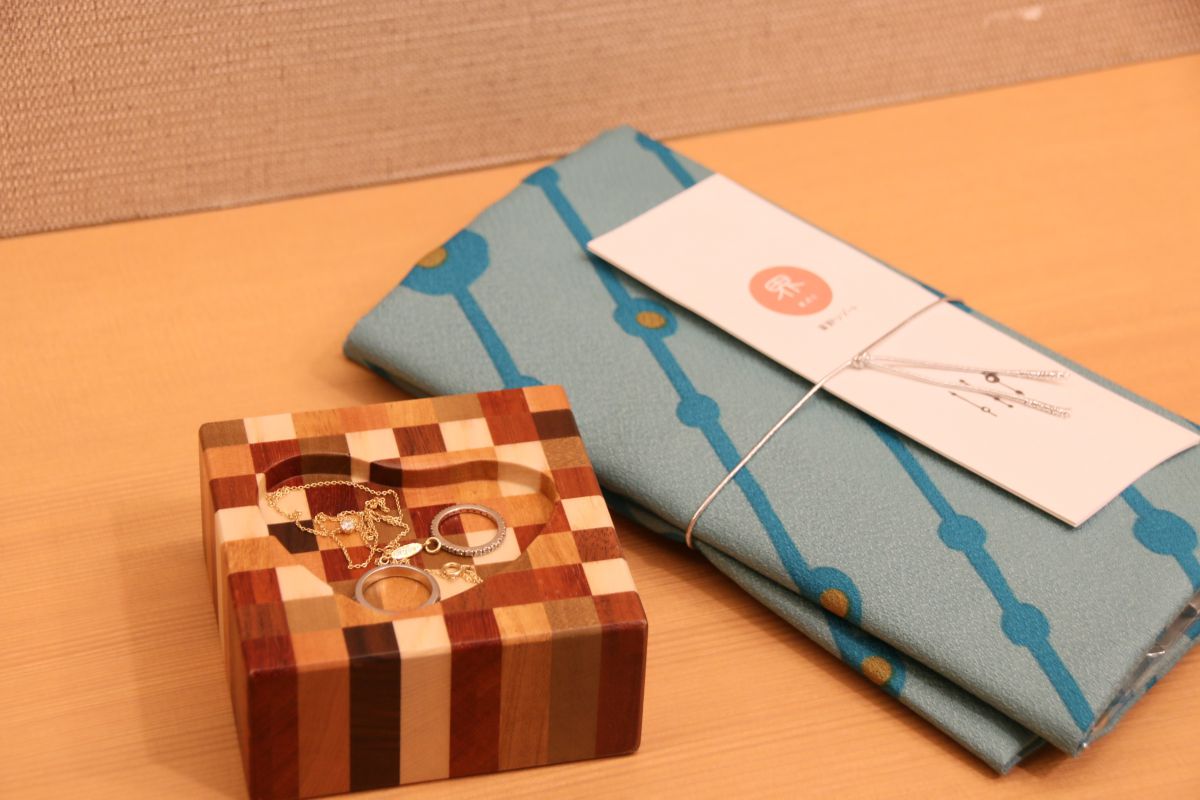 アクセサリー入れも寄木細工。風呂敷はお土産として持って帰れます