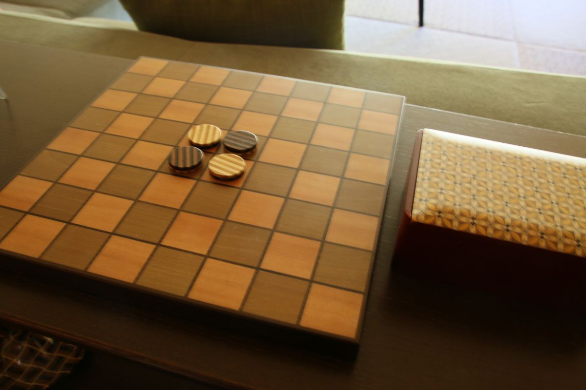 室内にはオセロやジェンガなどのゲームの用意も。もちろん、すべて寄木細工です