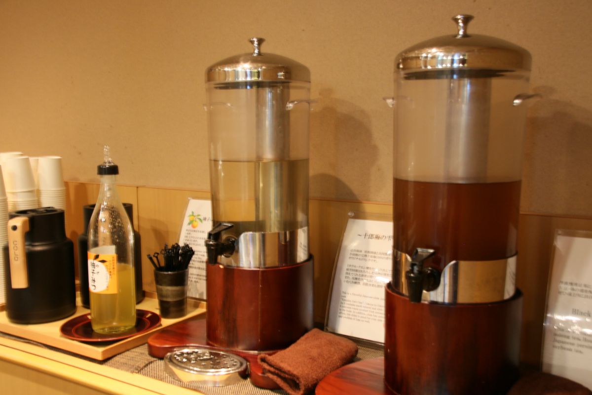 柚子や梅、お茶など、近隣の産地の飲み物が揃います