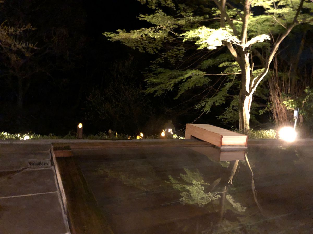 夜にはライトアップされ、湯船に映る箱根の緑を楽しむことができます