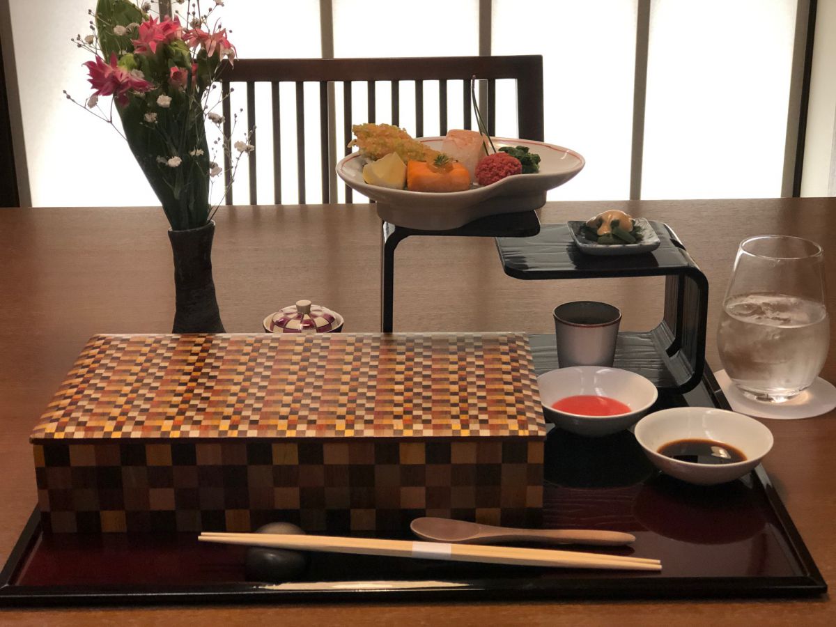 美しい寄木細工の箱の中は、味覚の玉手箱。開けてみるのもお楽しみです