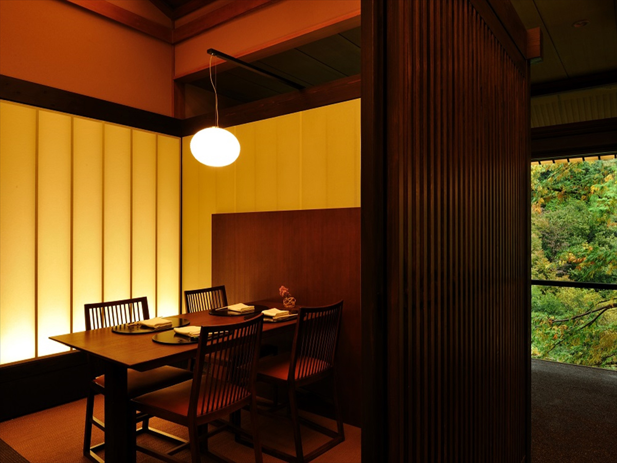 食事処は落ち着いた半個室のスペース。女子トークが盛り上がりそう/星野リゾート 界 箱根
