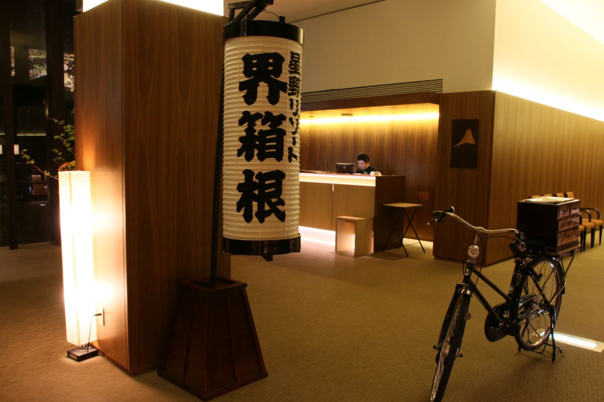 夜になるとロビーに現れる紙芝居屋さんが寄木細工の魅力について紹介してくれます。