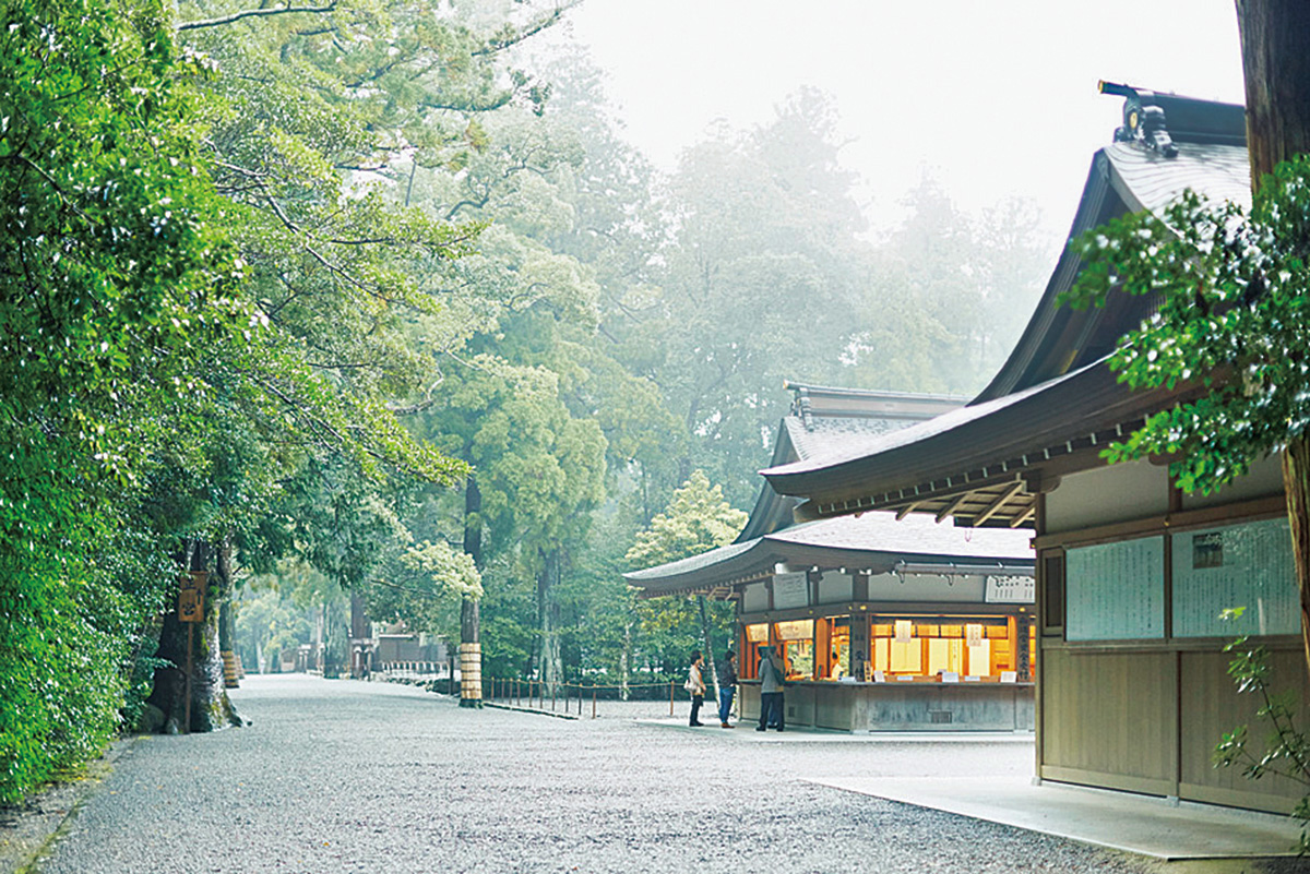朝もやが美しい外宮の参道