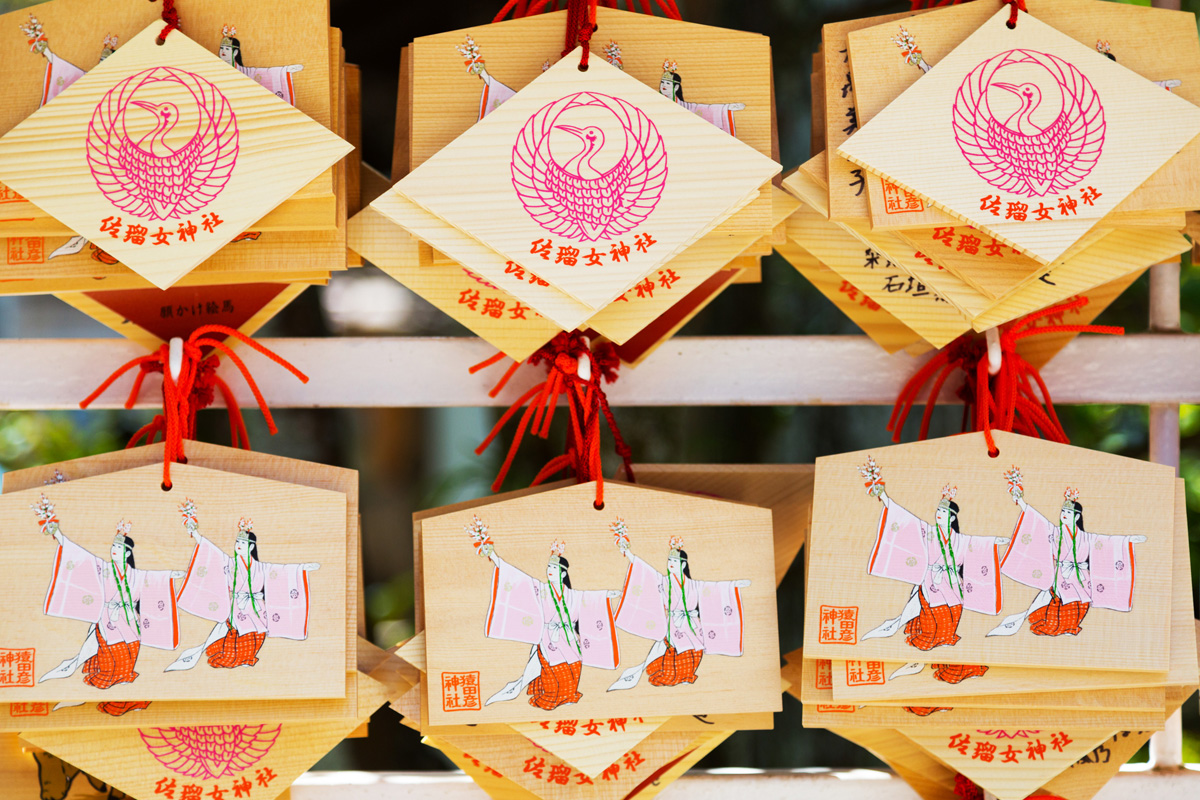 猿田彦神社の境内にある「佐瑠女神社」の絵馬には恋愛成就の祈願がいっぱい