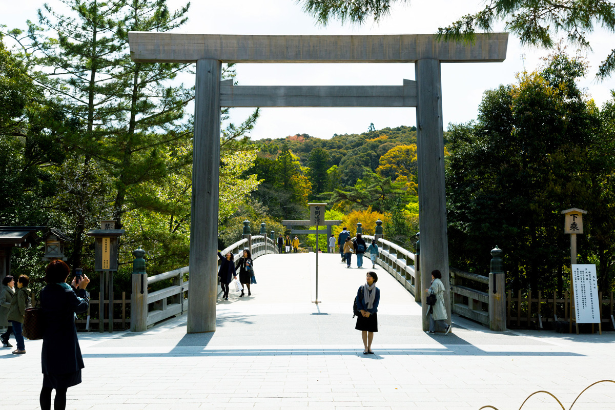 内宮参拝はここから。まずは鳥居の右側で一礼を。内宮へは宇治橋を右側通行で