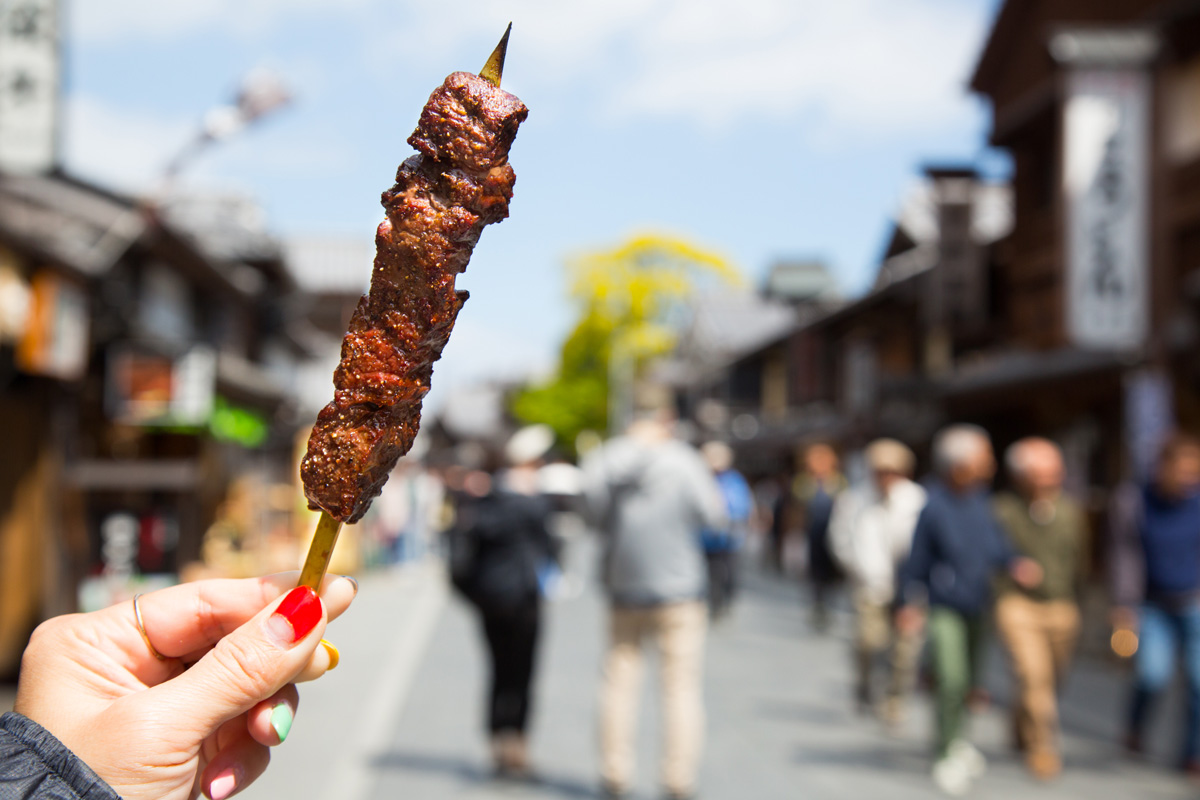 炭火で香ばしく焼き上げる松阪牛串をテイクアウトして食べ歩き