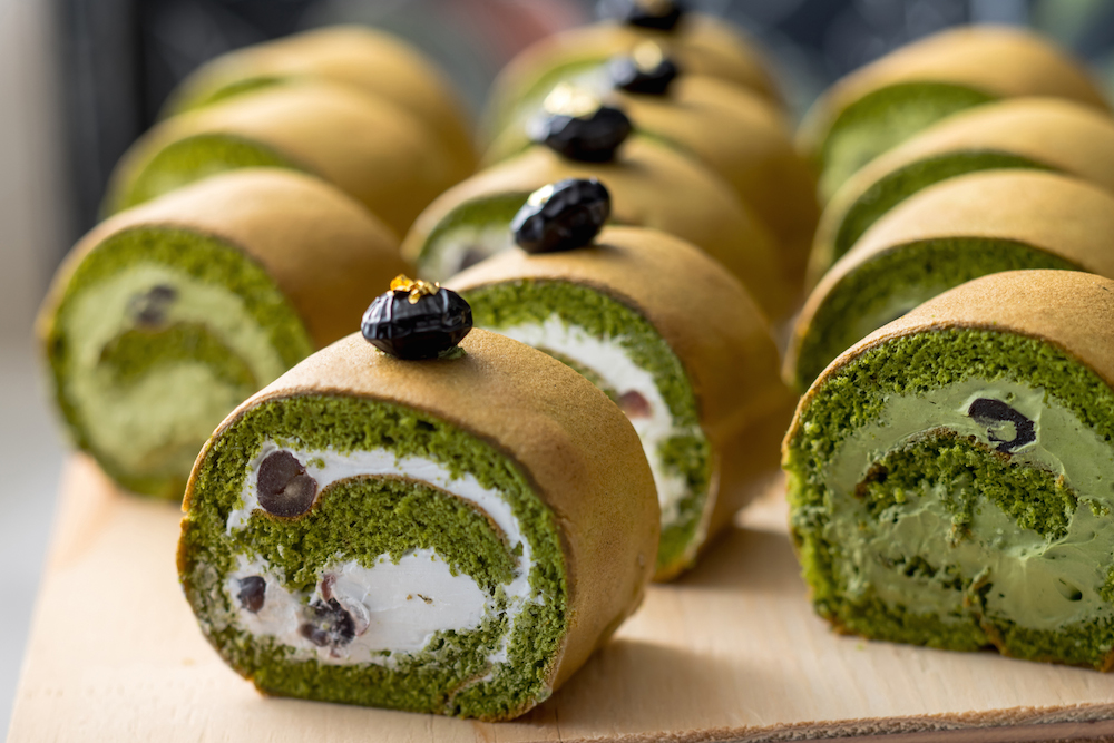 たっぷりの大納言小豆を包み込んだ“宇治抹茶ロール”