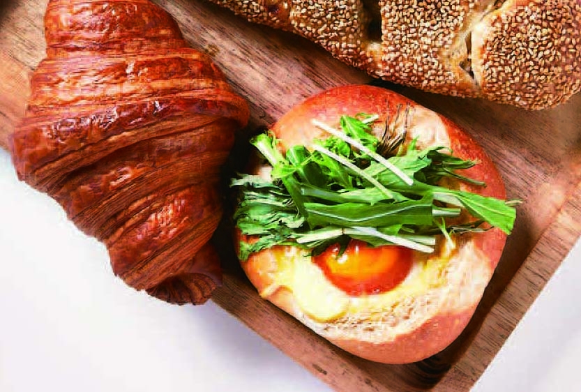 〈メゾン・ランドゥメンヌ〉クロワッサン・フランセ1個519円、京都産水菜のプティパン・キッシュ1個735円 ※すべて日本製