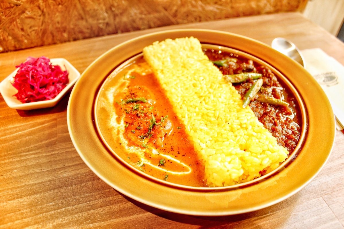 エビのクリームカレーとポークジンジャーカレーの「2種盛り」(1300円)