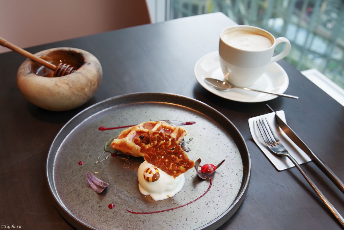 花園養蜂場の“松本さんが作った”蜂蜜と焼き立てクロワッサンワッフル＆ヨーグルトアイス　800円（税込）