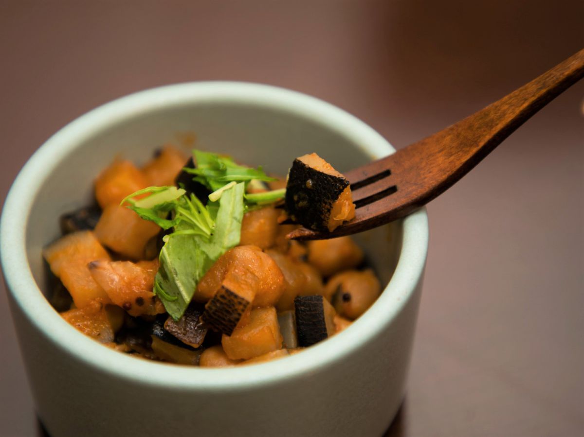 黒長大根とひよこ豆の東南アジア風スパイス炒め（「本日のカレープレート」の付け合わせより）