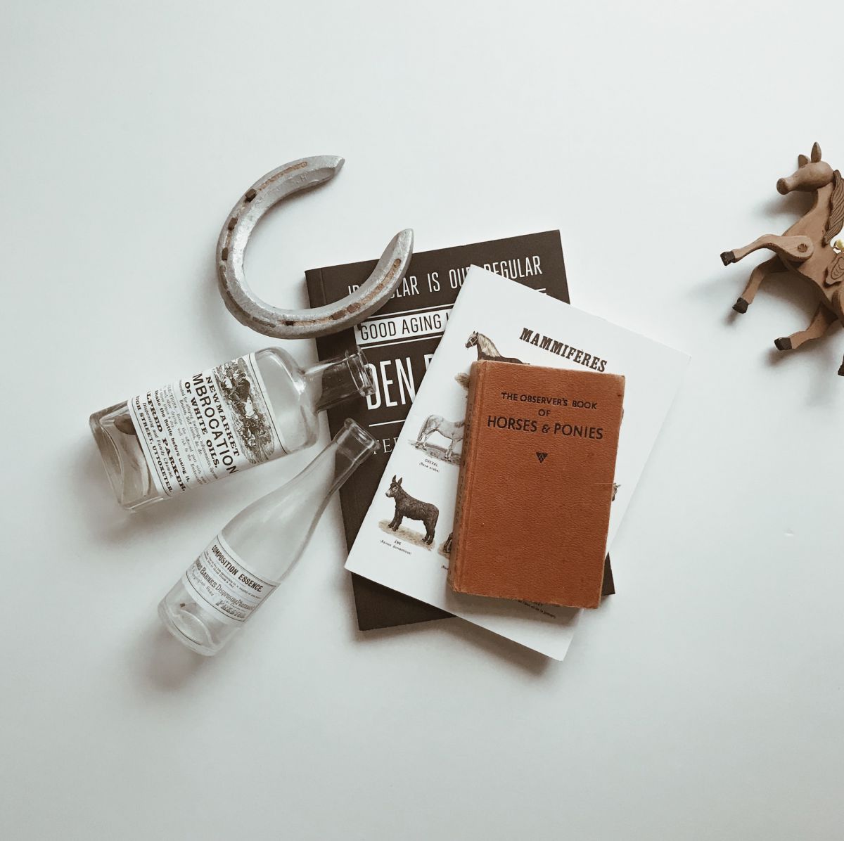 カップ＆ソーサ―3500円、デミタスカップ＆ソーサ―3500円（いずれも税別）、ポット（参考商品） ※1点もののため、現在この商品の取り扱いはありません