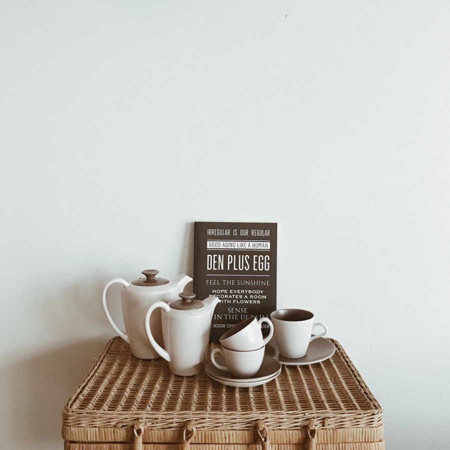 カップ＆ソーサ―3500円、デミタスカップ＆ソーサ―3500円（いずれも税別）、ポット（参考商品） 