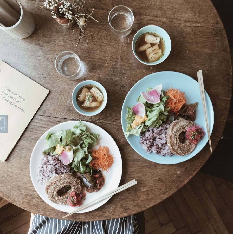 グラハム粉の麩のソテー、にんじんのラぺ、ラタトゥイユ、リーフサラダ、黒米、おみそ汁1200円（税別）